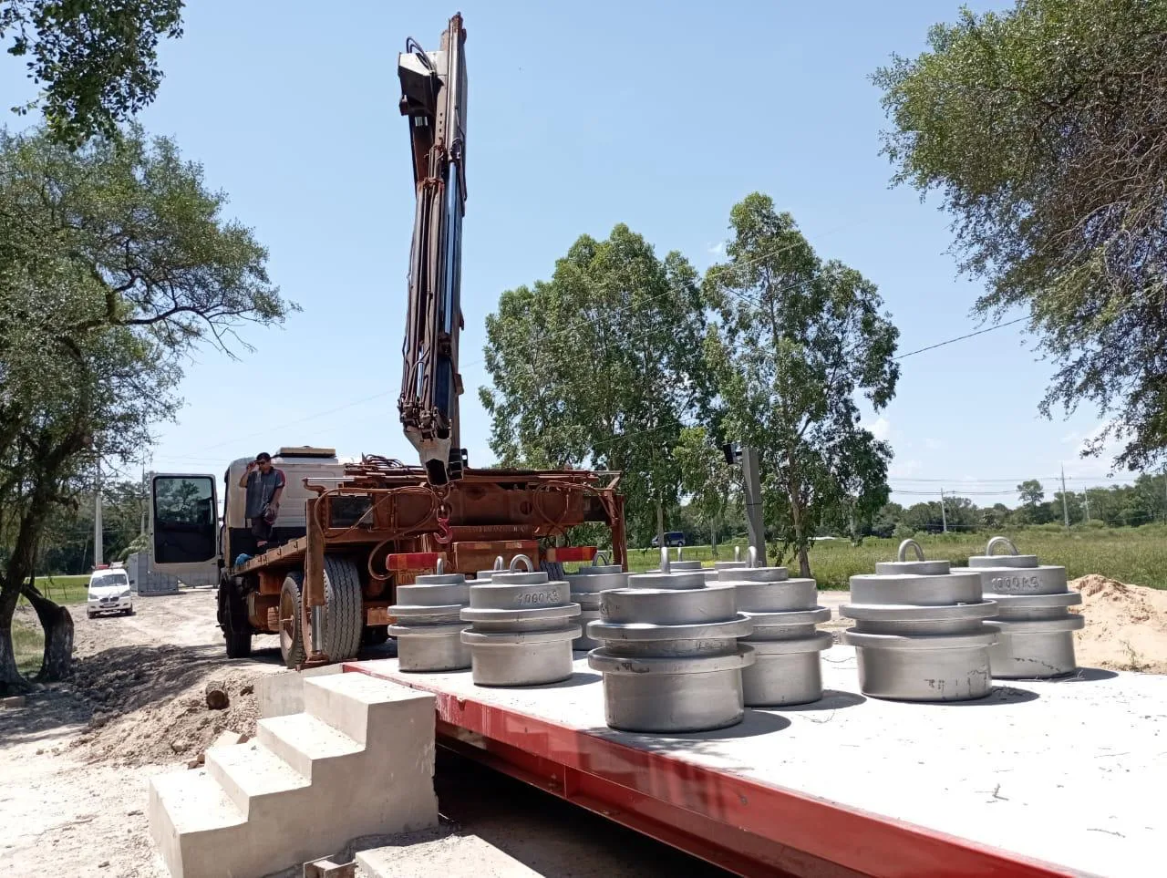 Pesas patrón sobre una balanza camionera durante un trabajo de calibración