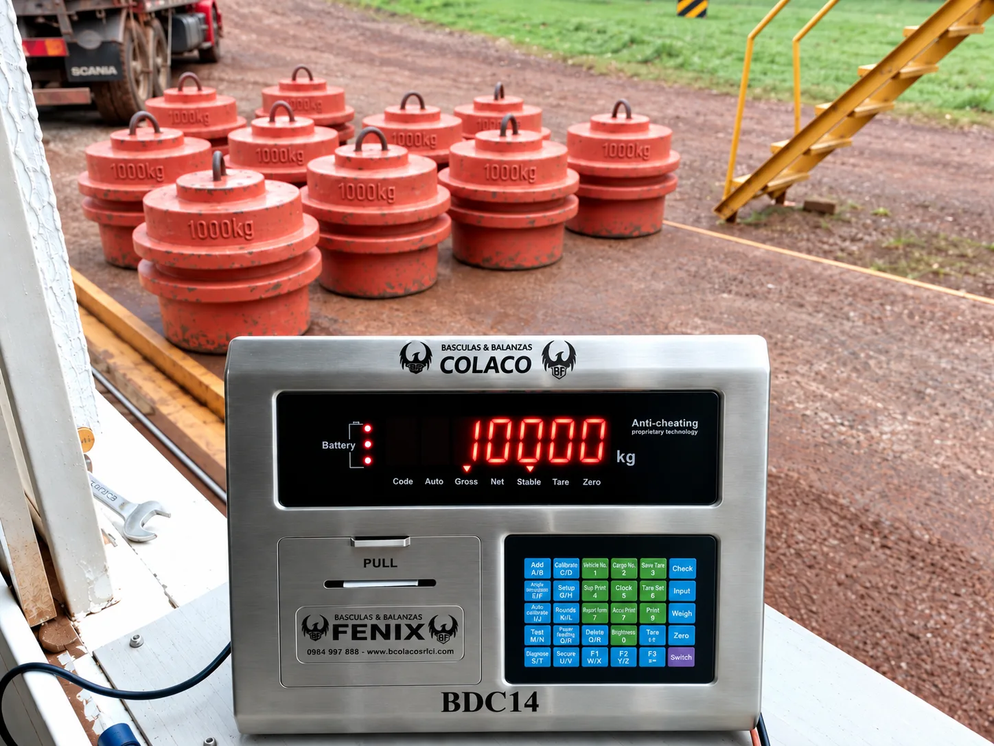 Indicador BDC14 con pesas de referencia sobre una balanza durante un trabajo de calibración en campo