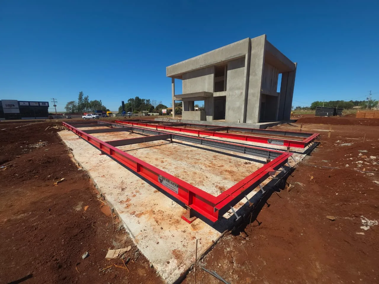 Estructuras de balanzas camioneras durante su instalación